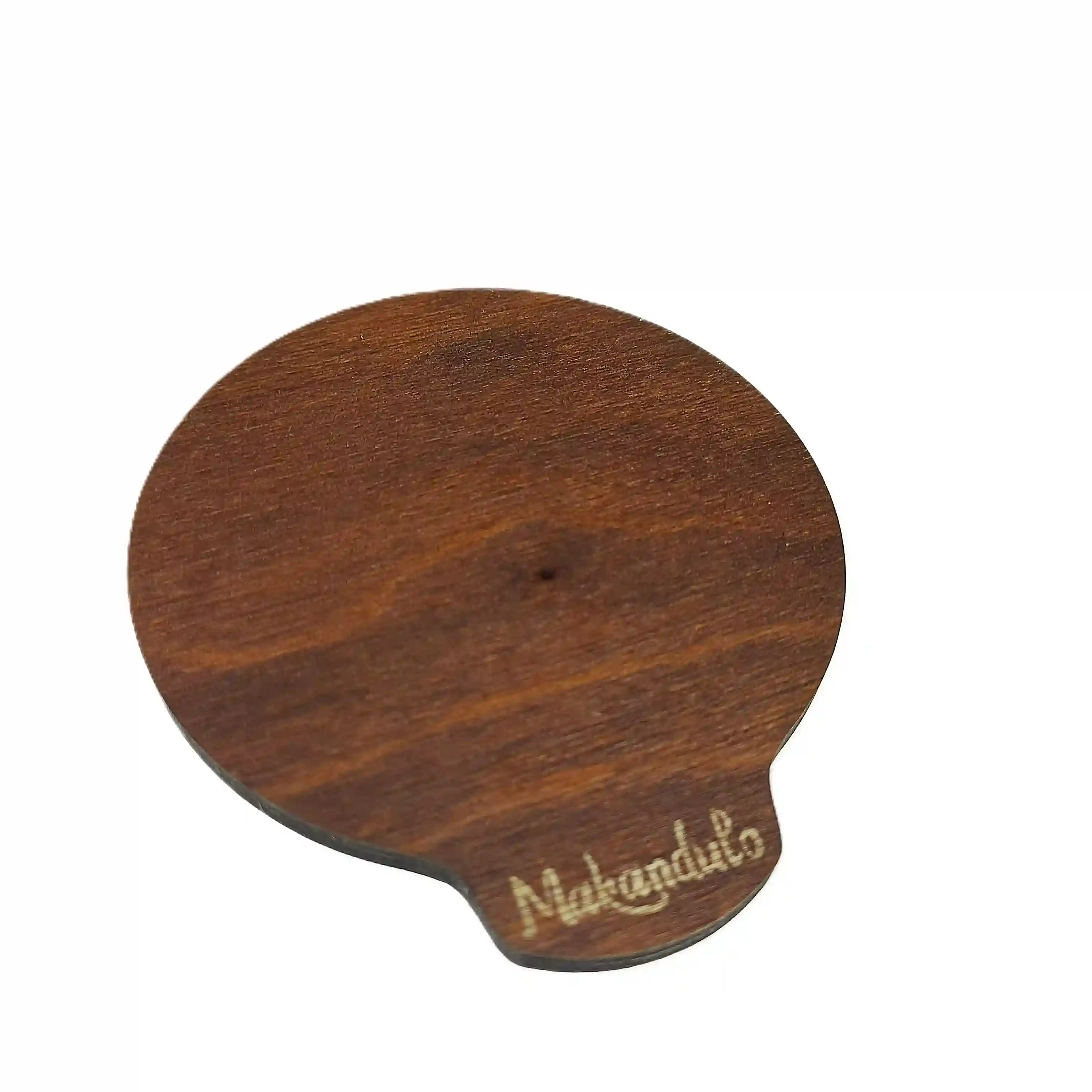 Podstawka drewniana pod świecę – orzech, grawer Makandulo, 9×10 cm - Gratis 3 Podstawka drewniana pod świecę – orzech, grawer Makandulo, 9×10 cm - Gratis - obrazek 3